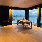 Romslig Og Sentrumsnaer Enebolig Villa Vestvagoy