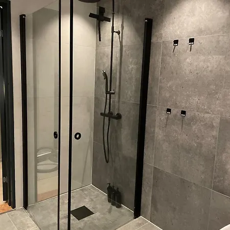 Villa Romslig Og Sentrumsnaer Enebolig Vestvagoy