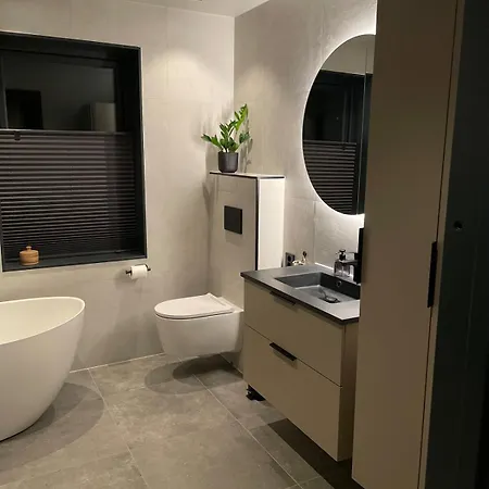 Romslig Og Sentrumsnaer Enebolig Villa